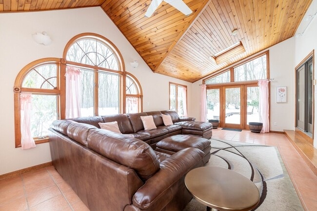 Building Photo - 160 Floral St