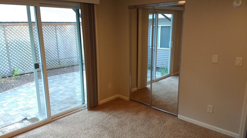 Building Photo - 1027 Riverside Dr