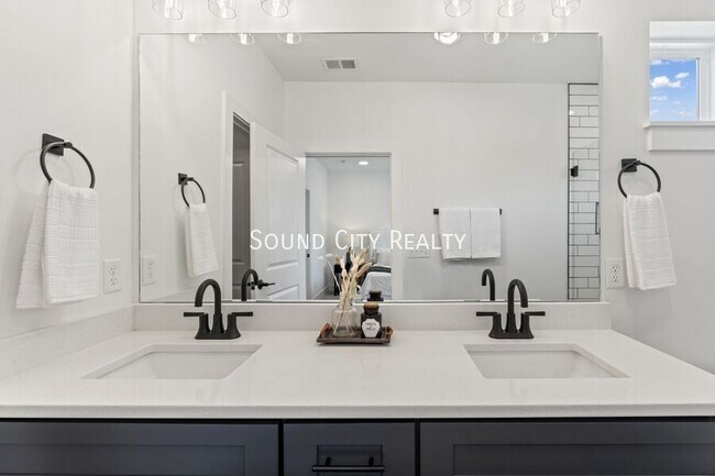 Building Photo - 700 N Dupont Ave