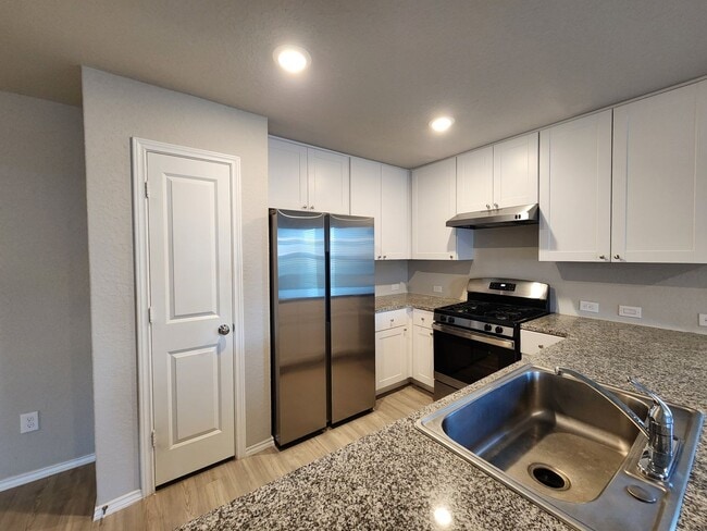 Building Photo - 3/2/2 in Heather Glen / Fridge Included / Fenced in Back Yard / CISD