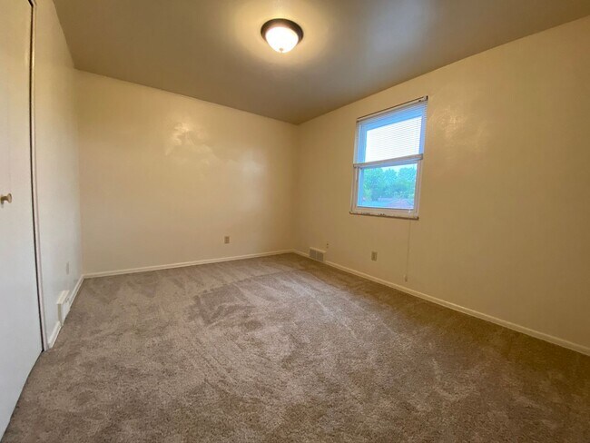 Building Photo - 2BR Townhome at Regency Place! Spacious Ro...