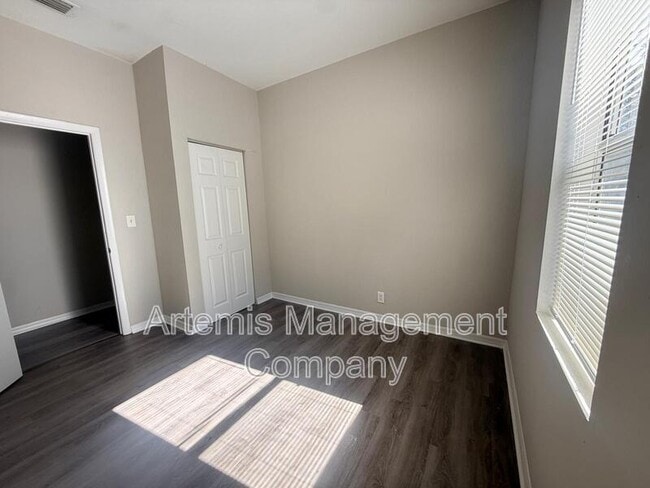 Building Photo - 1128 Van Buren St