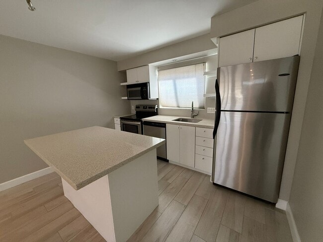 Building Photo - Modern Vintage in Old Town