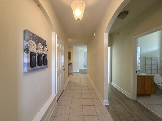 Building Photo - Beautiful 3 bedroom town home with wood fl...