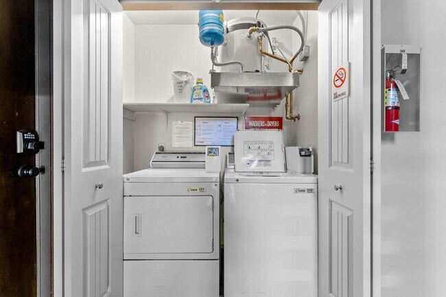 Building Photo - Beautifully Updated & Furnished 1 Bedroom in Lake Front Complex!