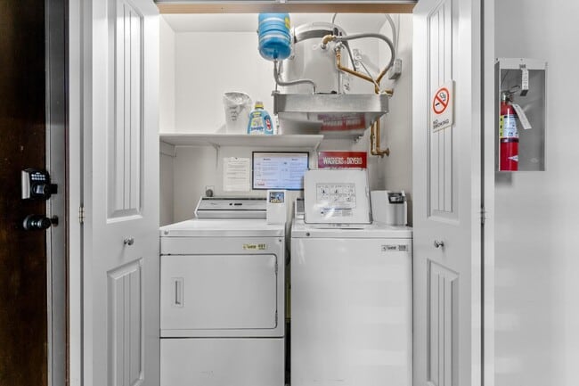 Building Photo - Remodeled Ground Floor Unit in Beachfront Complex!