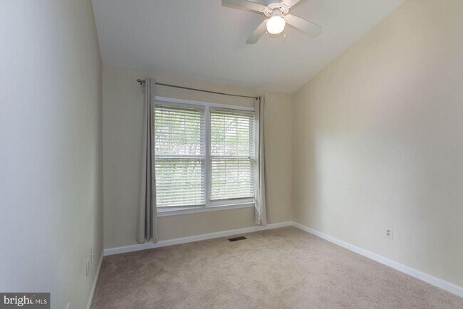 Building Photo - 1264 Quaker Hill Dr