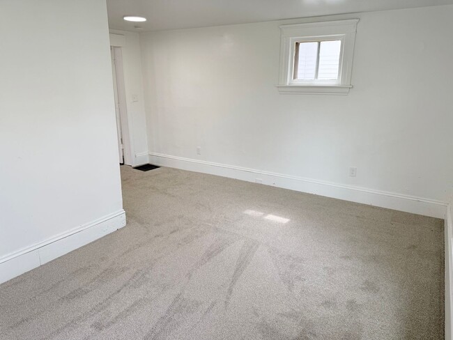 Building Photo - 1701 E Ganson St