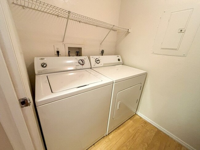 Building Photo - Windsor Park #515 - Pet Friendly!