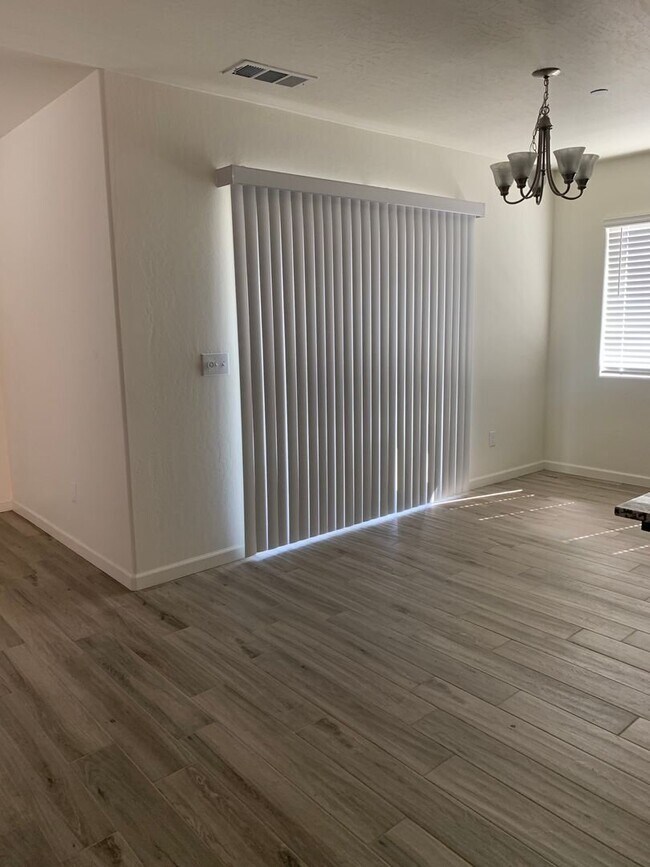 Building Photo - Beautiful 3 Bedroom 2 Bath Home in North Hanford