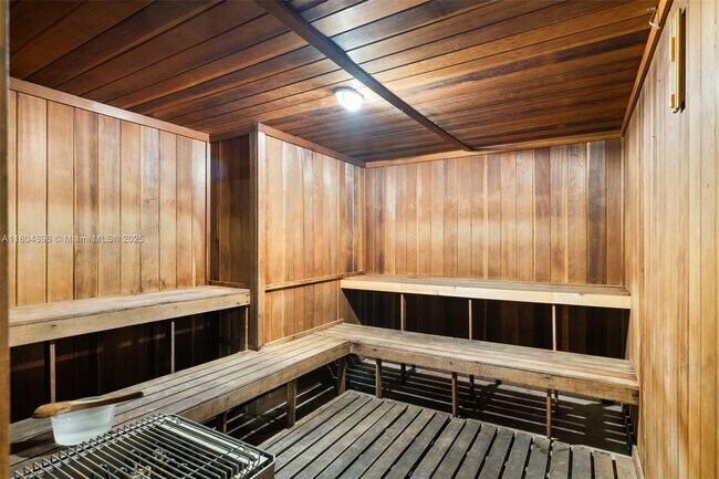 Building Photo - 2655 Collins Ave