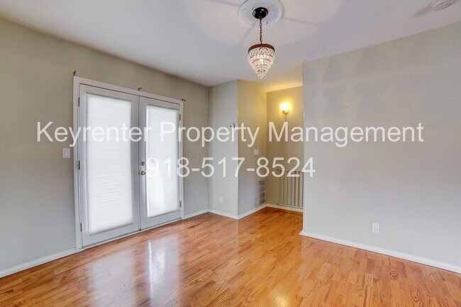 Building Photo - Riverview - Stunning 2 bed 2 bath Townhouse Great Location