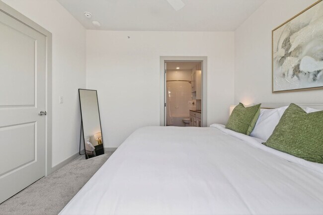 Building Photo - 1301 Leah Ave