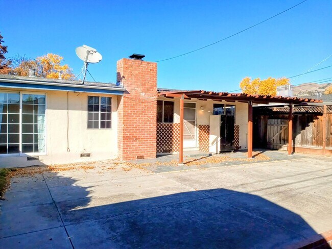 Building Photo - Refurbished 3bd Single Story House With Carport & Large Yards