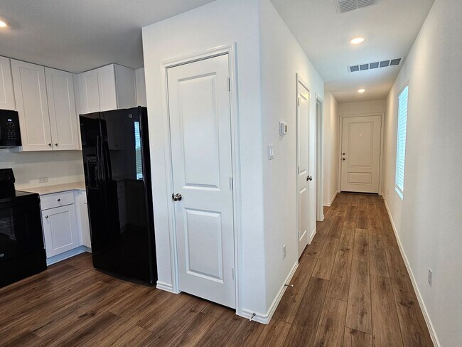 Building Photo - New 4 Bed / 2.5 Bath Home in Jarrell