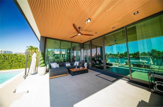 Building Photo - 7520 W Treasure Dr