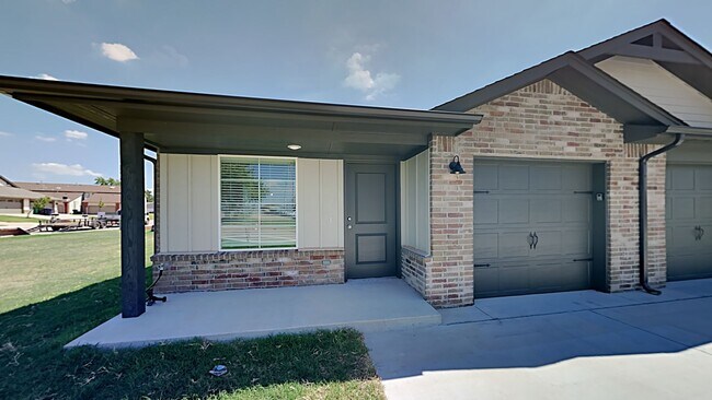 Building Photo - 2 Bedrooms 2 Bathroom 1 Car Garage Duplex Close to Broadway Extension, a short distance from Edmo...