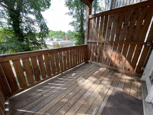 Building Photo - Wonderful location and features for this s...