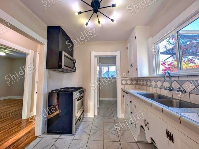 Building Photo - Upgraded Bungalow with Garage