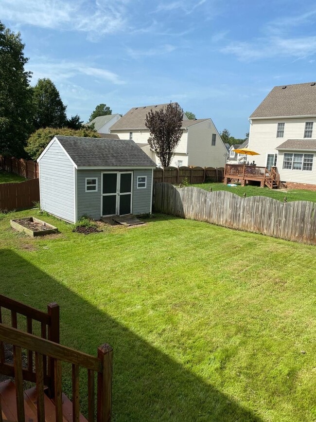 Building Photo - Stunning 4bdrm/2.5bth Home w/Loft Located ...