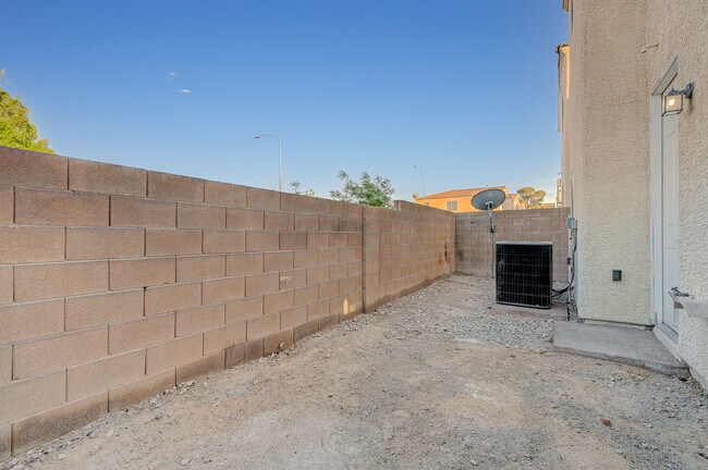 Building Photo - 1894 Versante Ave