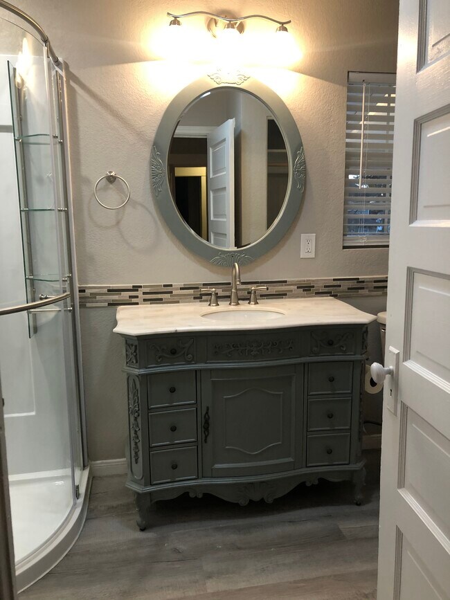 Building Photo - 1126 W Woodard St