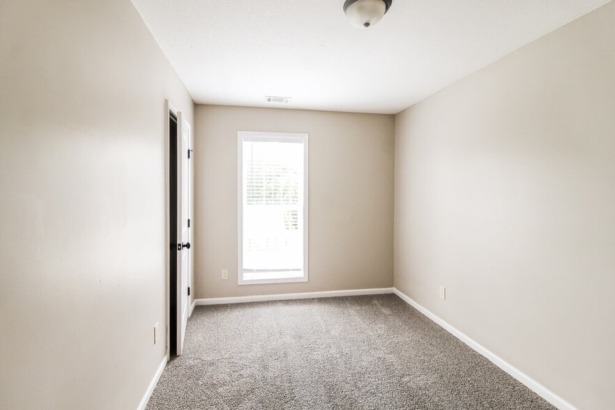 Building Photo - 602 Embassy Walk