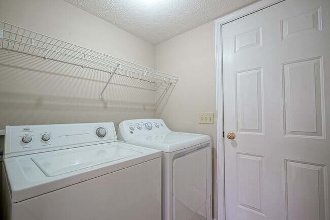 Building Photo - 14931 Silver Thorne Way