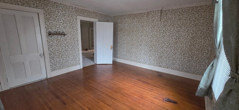 Bonus room. Can be furnished as the 3rd bedroom with the 3 tenant option. - 508 N Washington St