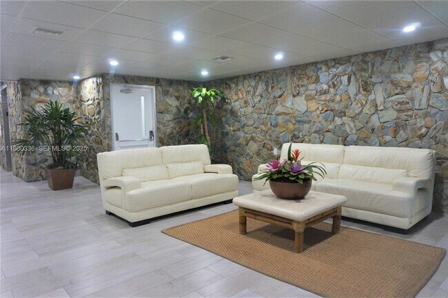 Building Photo - 210 Seaview Dr