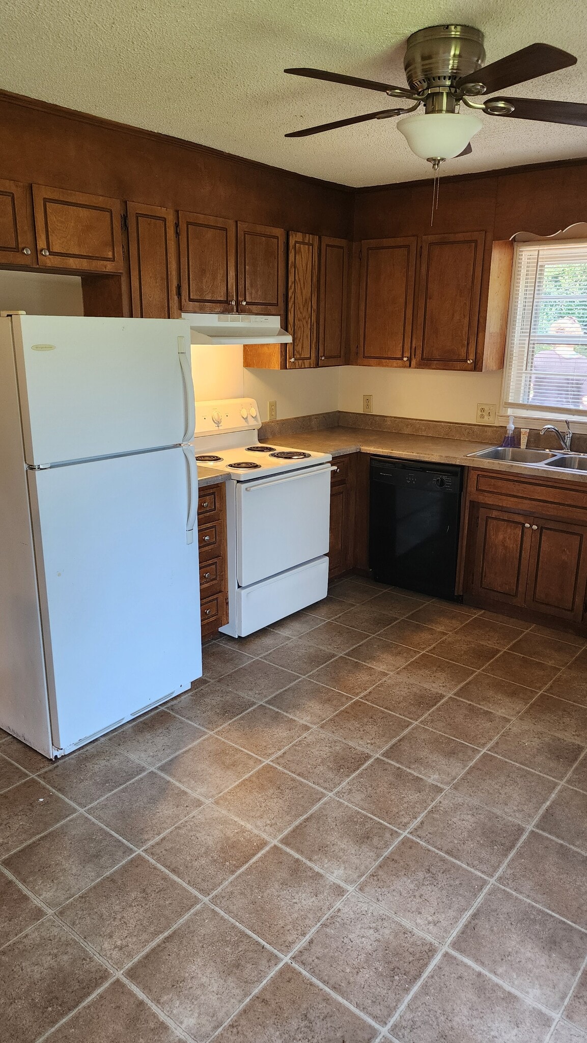 Furnished kitchen - 115 Hunter Dr