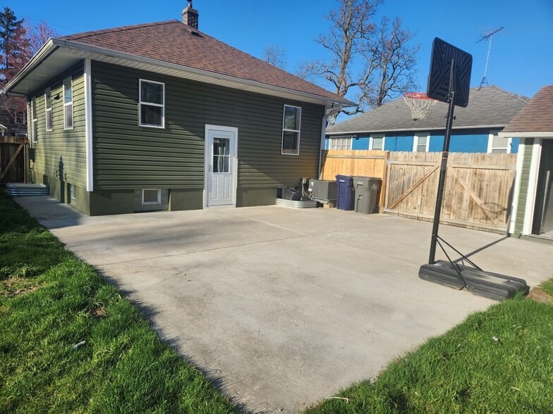 Building Photo - 639 Algona Ave