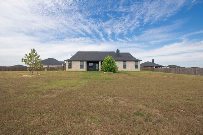 Building Photo - AVAILABLE NOW!