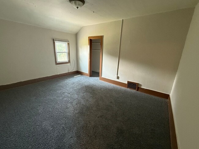 Building Photo - Country Comfort in Fort Atkinson