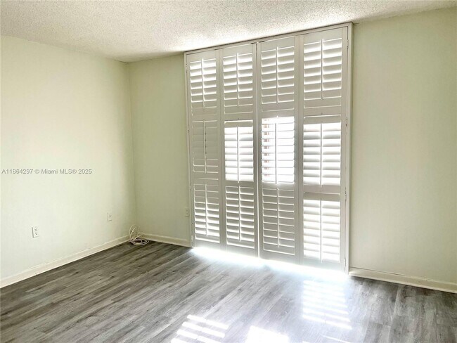 Building Photo - 17600 N Bay Rd