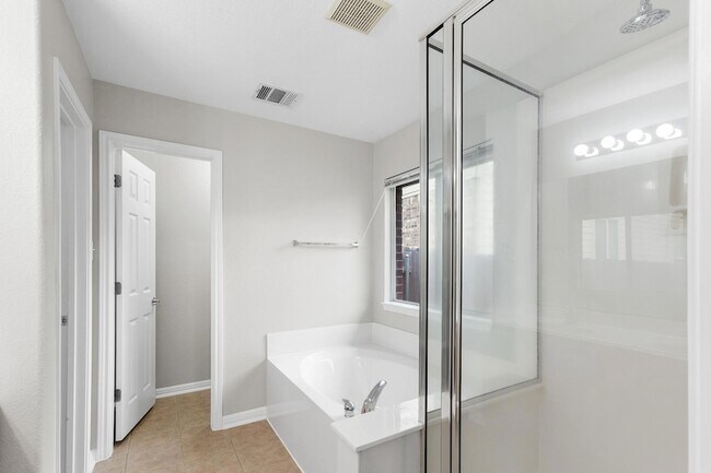 Building Photo - 2205 Speidel Dr