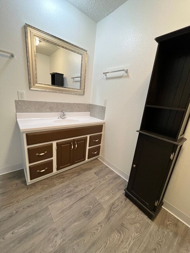 Building Photo - Newly Renovated Ground Floor 1 Bed Apartment!