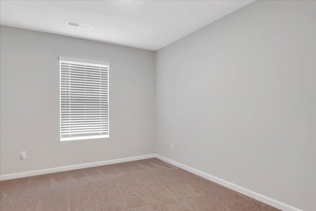 Building Photo - MOVE IN READY