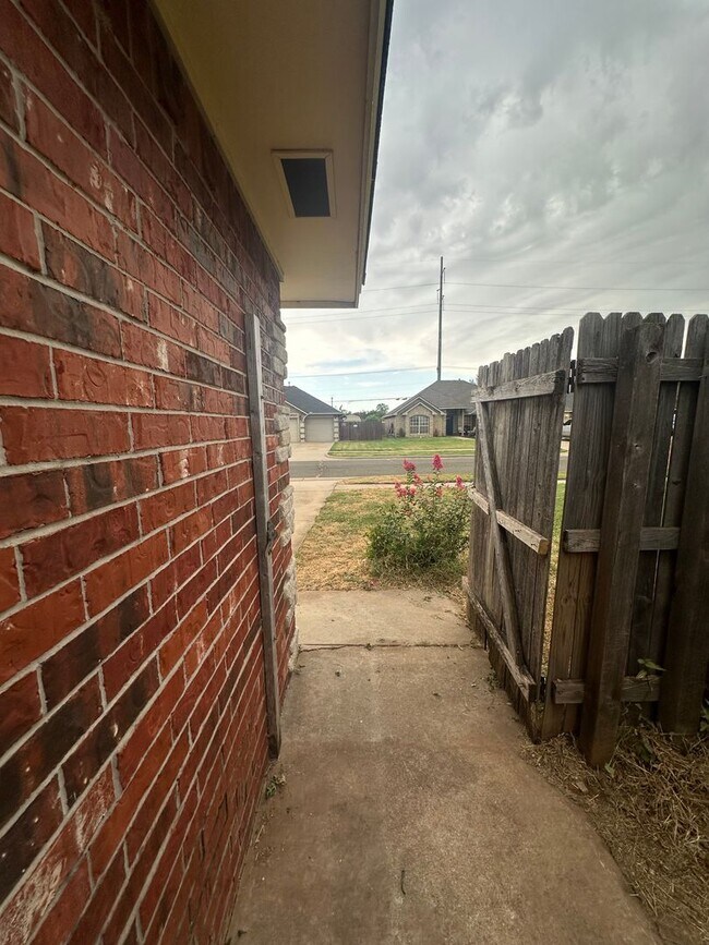 Building Photo - 2504 Thomas Dr