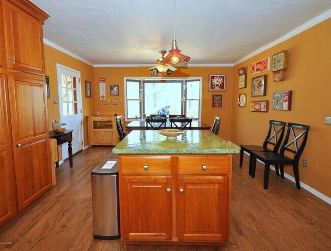 Building Photo - 2057 Heavenly Pl