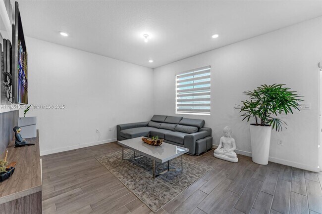 Building Photo - 809 SE 16th Ct