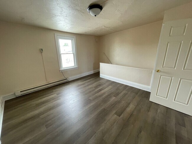 Building Photo - 720 W Poplar St