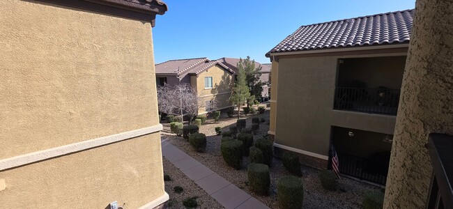 Building Photo - Sky Pointe Dr