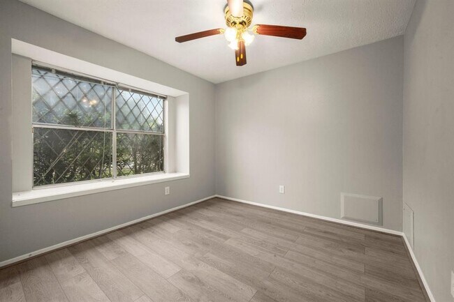 Building Photo - 302 Foxtail Ct