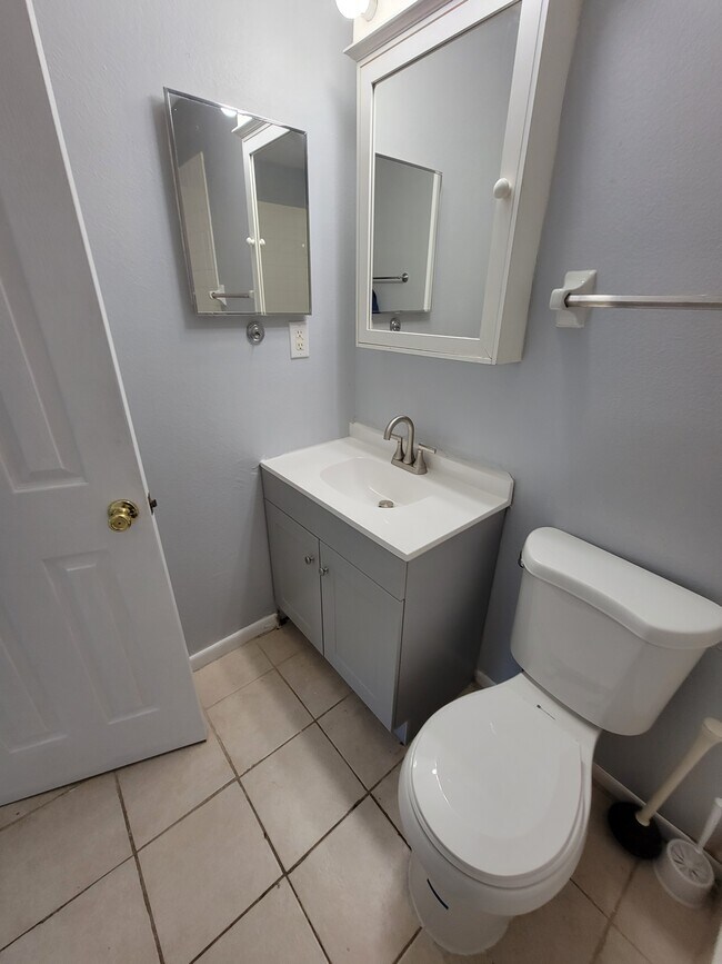 Building Photo - 4846 Royal Palm Ave