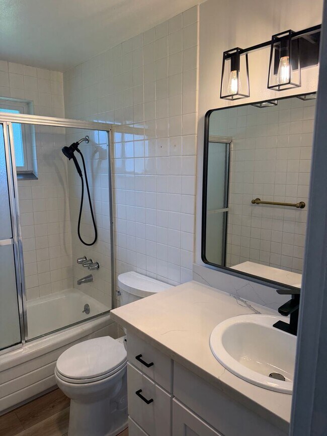 Building Photo - Updated 2 bedroom 1 bath duplex!