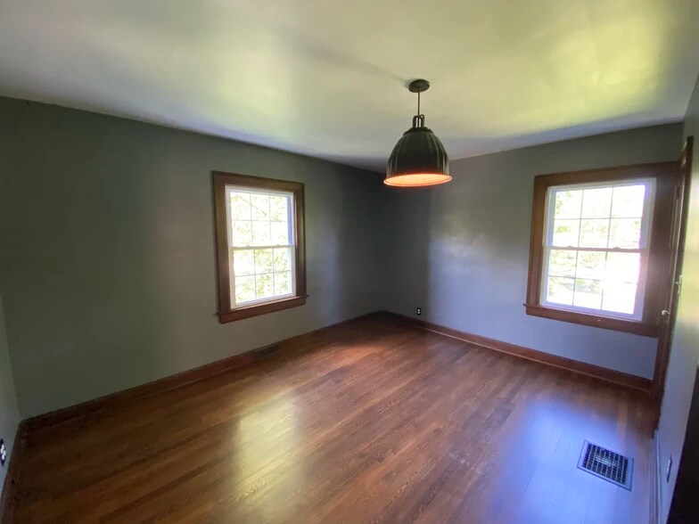 Building Photo - 806 S Woodlawn Ave