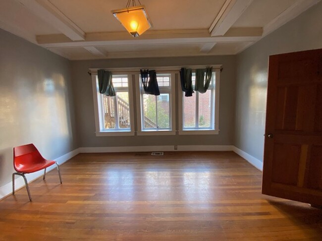 Building Photo - 3 Bedroom 2 Bath apartment across the St f...