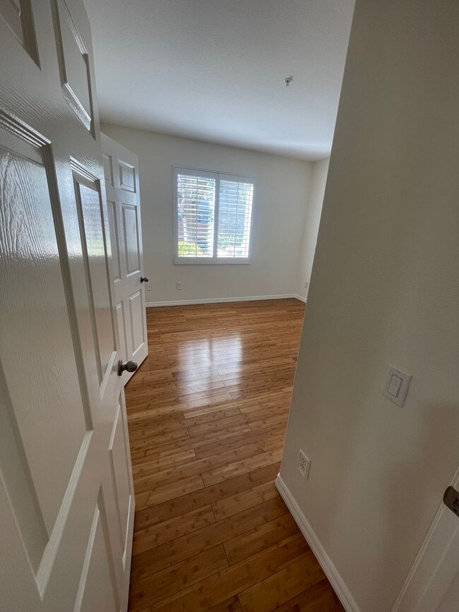 Building Photo - Very Spacious 1 Bed, 1 Bath Condo in Mission Viejo For Rent-In Unit Laundry and Attached Garage