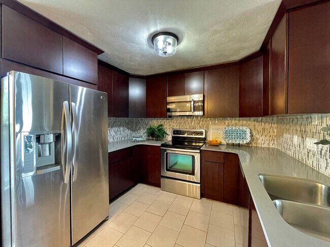 Building Photo - Freshly painted & Available NOW! Tri-Level...